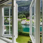 - House By The River Semesterbostad