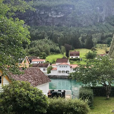- House By The River Feriehus *
