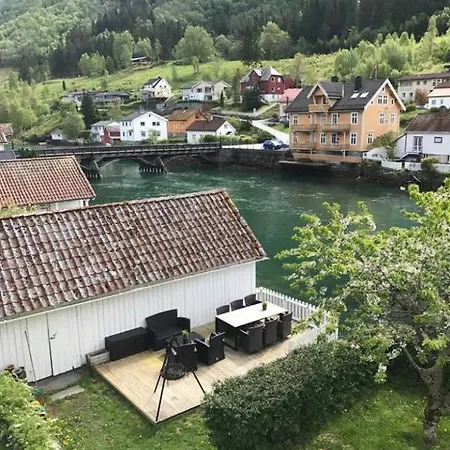 Feriehus - House By The River Stryn