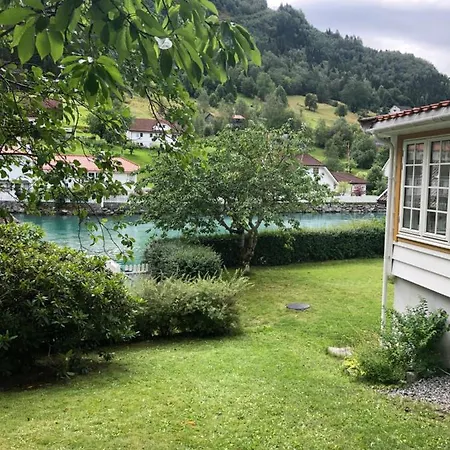 Feriehus - House By The River Stryn