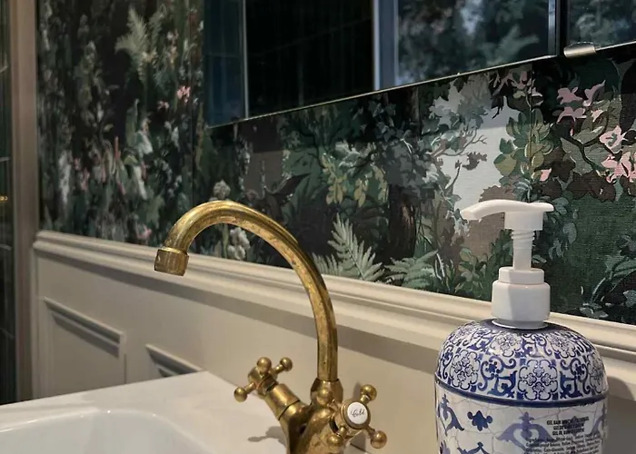 - House By The River * סטרין