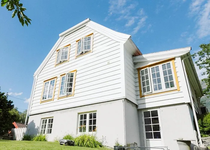 - House By The River בית נופש *