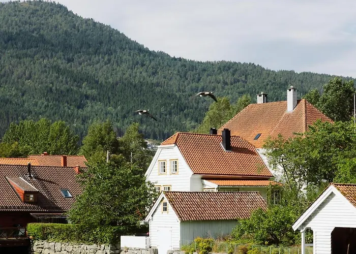 - House By The River * סטרין