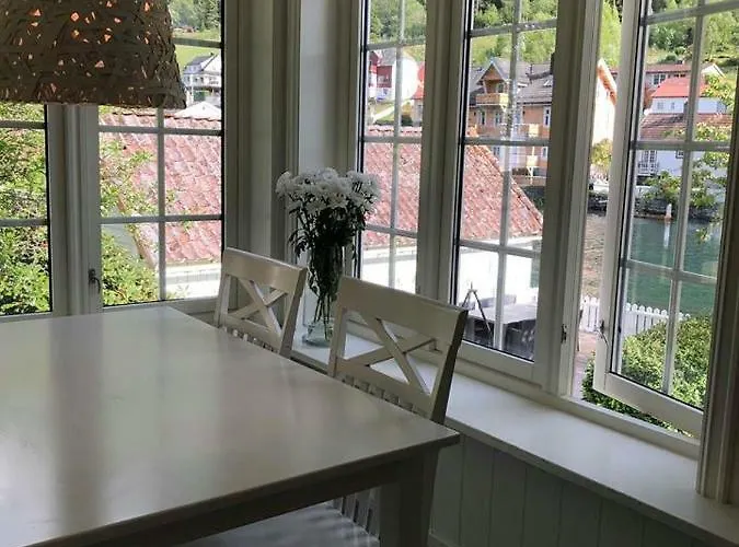 - House By The River * סטרין