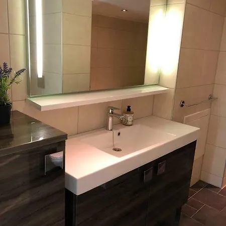 - House By The River بيت للعطل سترين